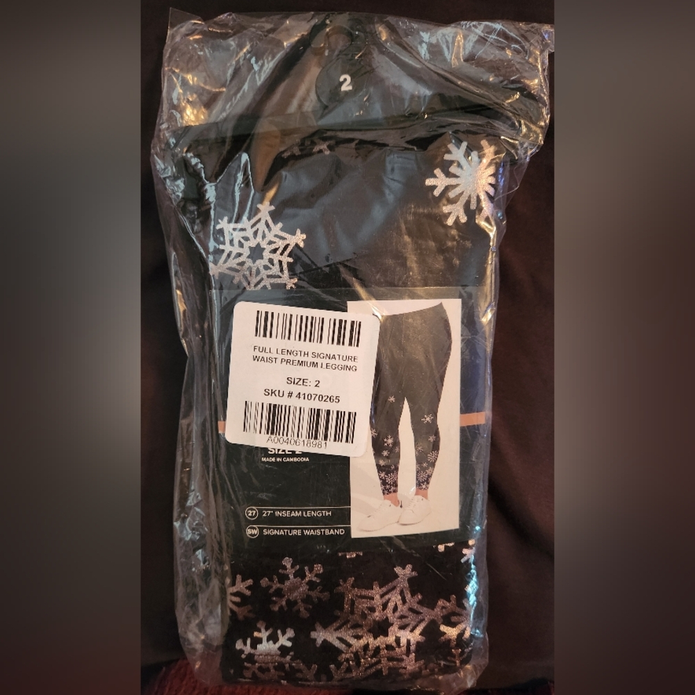 Torrid Black Premium Leggings with White/Silver Snowflake Signature Waist Size 2